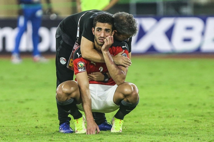 Mane tiến đến an ủi, Salah và đồng đội vẫn gục khóc sau loạt luân lưu cân não - Ảnh 3.