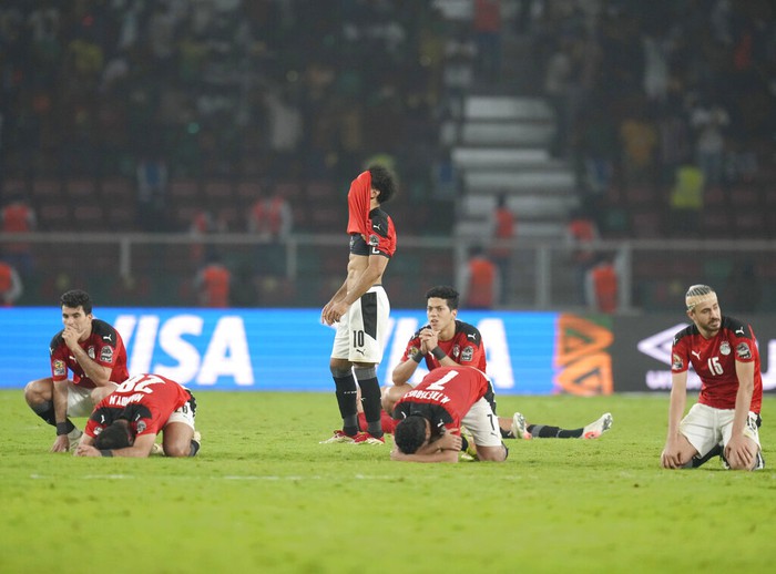 Mane tiến đến an ủi, Salah và đồng đội vẫn gục khóc sau loạt luân lưu cân não - Ảnh 2.
