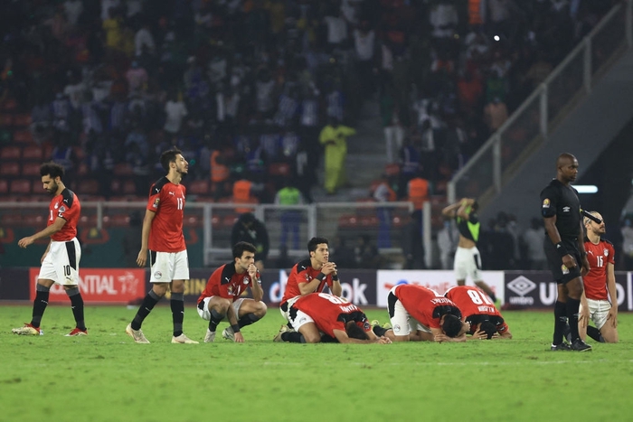 Mane tiến đến an ủi, Salah và đồng đội vẫn gục khóc sau loạt luân lưu cân não - Ảnh 4.