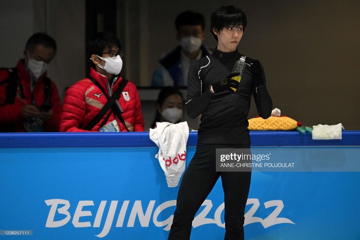 Truyền thông đổ xô đến buổi tập đầu tiên của Yuzuru Hanyu tại Olympic mùa đông 2022 - Ảnh 7.