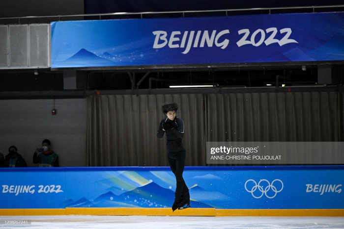 Truyền thông đổ xô đến buổi tập đầu tiên của Yuzuru Hanyu tại Olympic mùa đông 2022 - Ảnh 3.