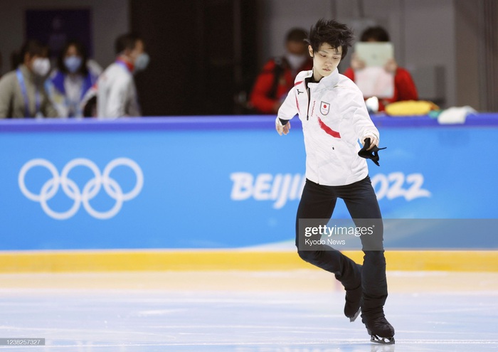 Truyền thông đổ xô đến buổi tập đầu tiên của Yuzuru Hanyu tại Olympic mùa đông 2022 - Ảnh 8.