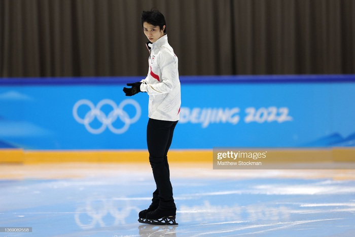 Truyền thông đổ xô đến buổi tập đầu tiên của Yuzuru Hanyu tại Olympic mùa đông 2022 - Ảnh 6.