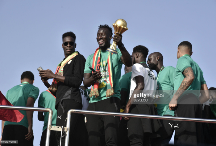 Hàng vạn CĐV Senegal phủ kín đường phố, nhiều người mạo hiểm để xem đội tuyển rước cúp vàng châu Phi - Ảnh 4.
