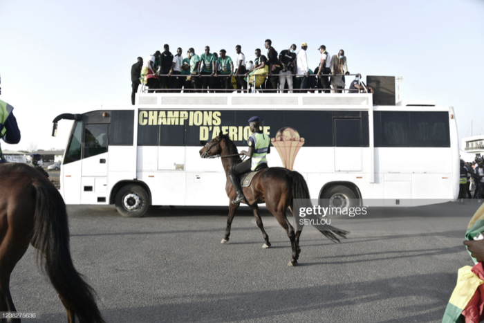Hàng vạn CĐV Senegal phủ kín đường phố, nhiều người mạo hiểm để xem đội tuyển rước cúp vàng châu Phi - Ảnh 5.