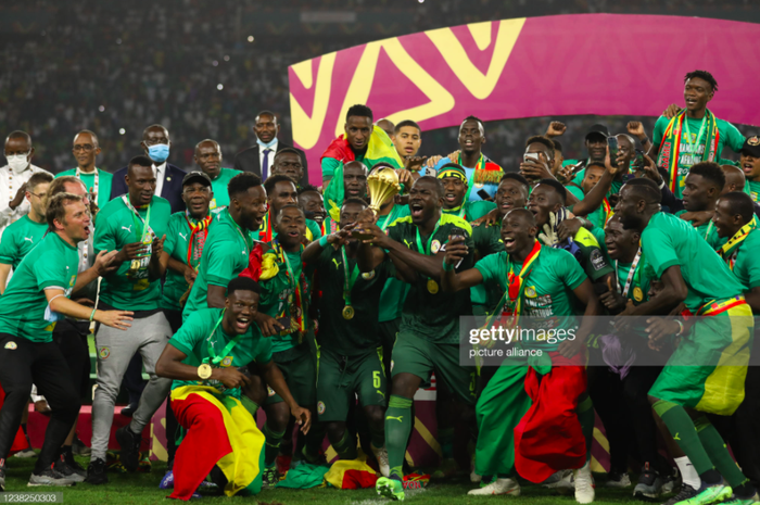 Hàng vạn CĐV Senegal phủ kín đường phố, nhiều người mạo hiểm để xem đội tuyển rước cúp vàng châu Phi - Ảnh 9.