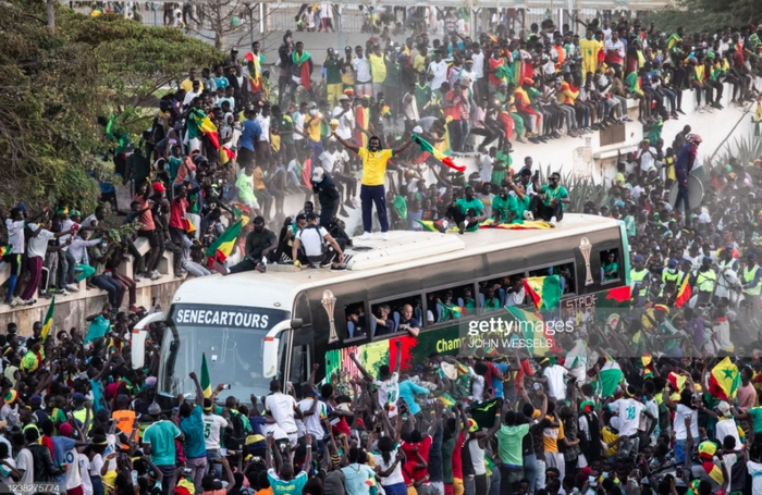 Hàng vạn CĐV Senegal phủ kín đường phố, nhiều người mạo hiểm để xem đội tuyển rước cúp vàng châu Phi - Ảnh 3.