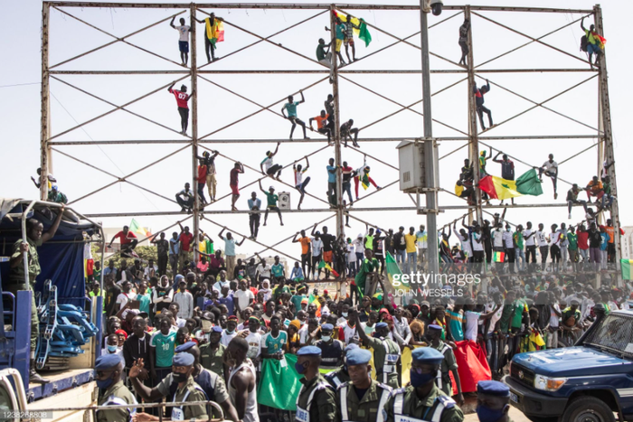 Hàng vạn CĐV Senegal phủ kín đường phố, nhiều người mạo hiểm để xem đội tuyển rước cúp vàng châu Phi - Ảnh 2.