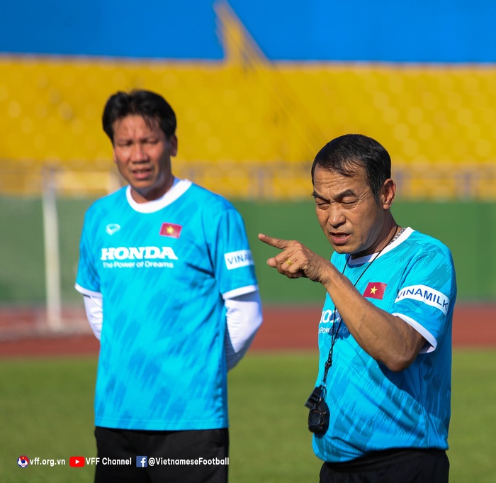 Lãnh đạo LĐBĐ Việt Nam thăm hỏi động viên thầy trò HLV Đinh Thế Nam trước ngày tham dự giải U23 Đông Nam Á 2022 - Ảnh 6.
