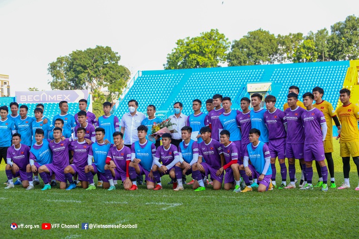 Lãnh đạo LĐBĐ Việt Nam thăm hỏi động viên thầy trò HLV Đinh Thế Nam trước ngày tham dự giải U23 Đông Nam Á 2022 - Ảnh 3.