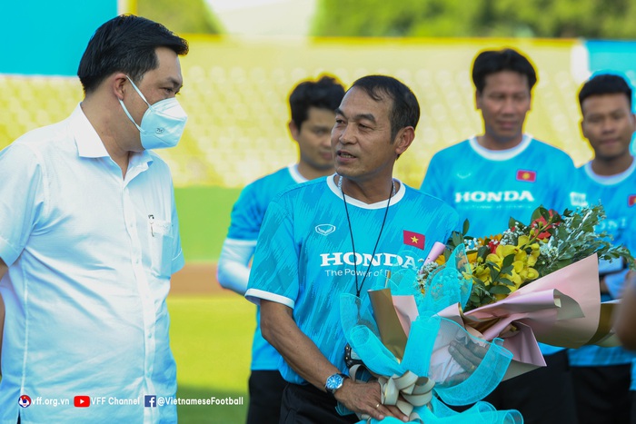 Lãnh đạo LĐBĐ Việt Nam thăm hỏi động viên thầy trò HLV Đinh Thế Nam trước ngày tham dự giải U23 Đông Nam Á 2022 - Ảnh 2.