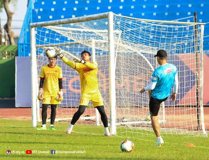 Lãnh đạo LĐBĐ Việt Nam thăm hỏi động viên thầy trò HLV Đinh Thế Nam trước ngày tham dự giải U23 Đông Nam Á 2022 - Ảnh 5.