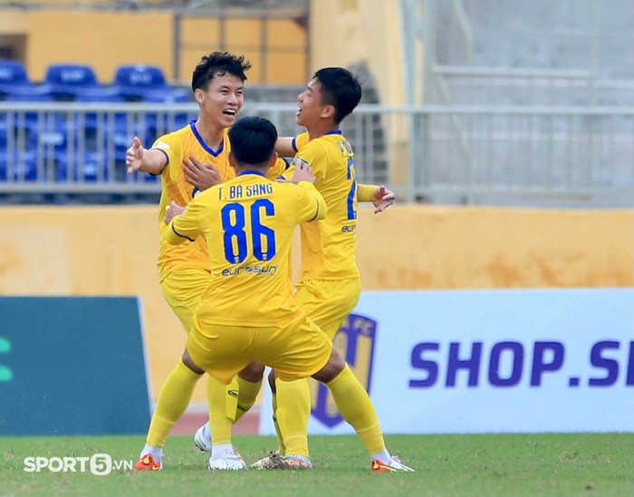 Quế Ngọc Hải ghi bàn đẹp mắt cho SLNA từ sai lầm ngớ ngẩn của thủ môn Bình Định - Ảnh 1.