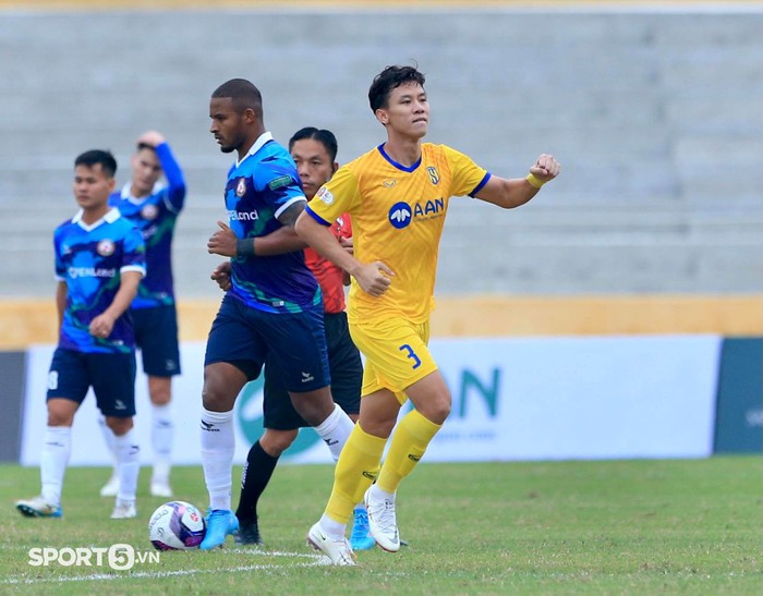 Quế Ngọc Hải ghi bàn đẹp mắt cho SLNA từ sai lầm ngớ ngẩn của thủ môn Bình Định - Ảnh 5.