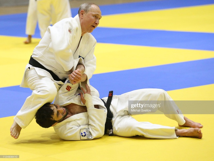 Tổng thống Nga bị tước đai đen Taekwondo - Ảnh 1.