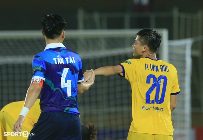 Hồ Tấn Tài ôm động viên Phan Văn Đức, Bình Định ăn mừng cực sung sau trận thắng SLNA - Ảnh 3.