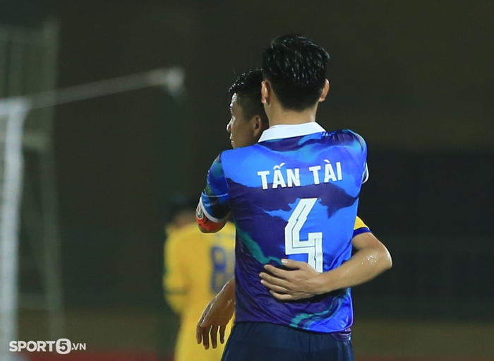 Hồ Tấn Tài ôm động viên Phan Văn Đức, Bình Định ăn mừng cực sung sau trận thắng SLNA - Ảnh 1.