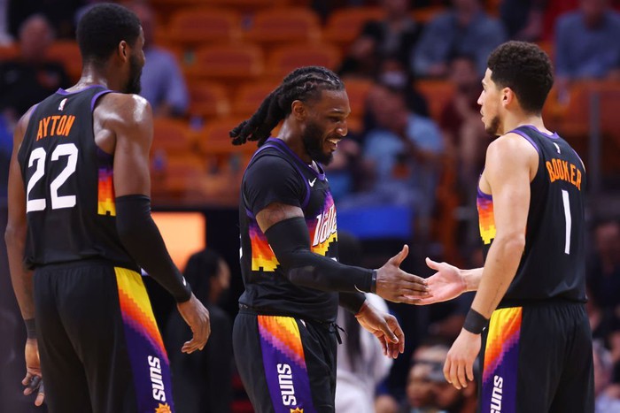 Phoenix Suns giành vé tới Playoffs sau màn huỷ diệt Miami Heat - Ảnh 1.
