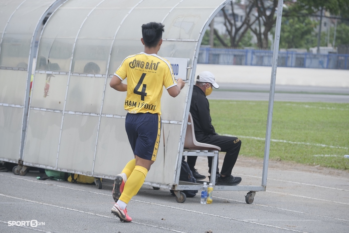 Cầu thủ to nhất U19 Học viện Nutifood bị bắt cắt móng tay trước trận gặp U19 Nam Định - Ảnh 1.