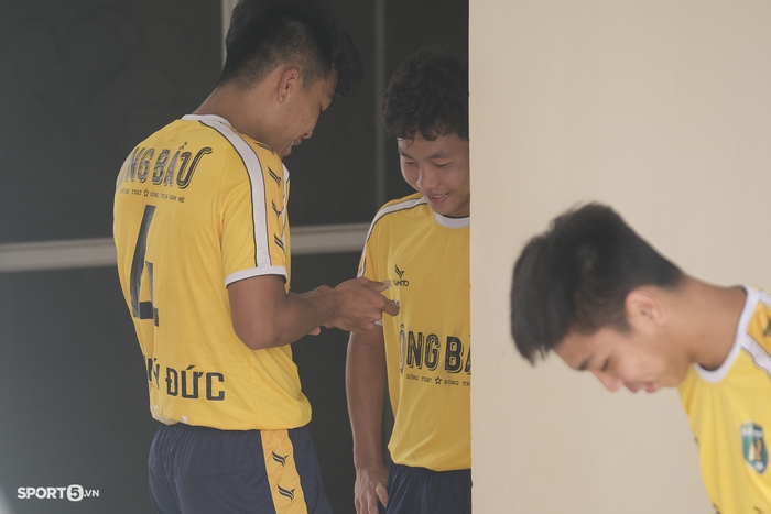 Cầu thủ to nhất U19 Học viện Nutifood bị bắt cắt móng tay trước trận gặp U19 Nam Định - Ảnh 2.