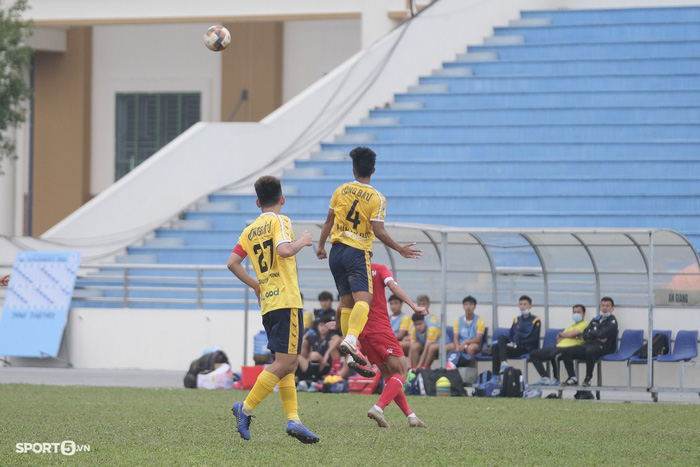 Cầu thủ to nhất U19 Học viện Nutifood bị bắt cắt móng tay trước trận gặp U19 Nam Định - Ảnh 4.