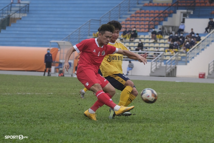 HLV Guillaume Graechen ném mũ khi nhận thẻ vàng trong trận Học viện Nutifood - U19 Nam Định - Ảnh 13.