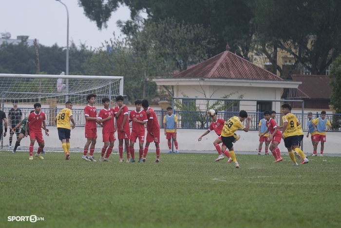 HLV Guillaume Graechen ném mũ khi nhận thẻ vàng trong trận Học viện Nutifood - U19 Nam Định - Ảnh 10.