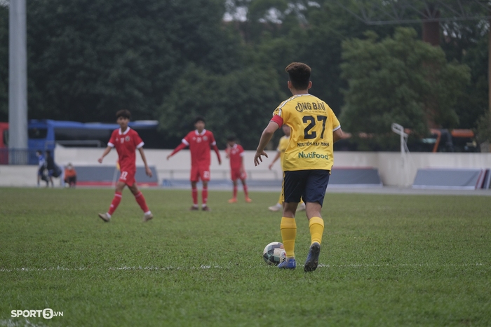 Cầu thủ to nhất U19 Học viện Nutifood bị bắt cắt móng tay trước trận gặp U19 Nam Định - Ảnh 6.