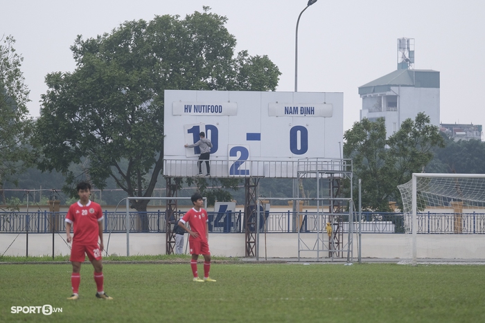 HLV Guillaume Graechen ném mũ khi nhận thẻ vàng trong trận Học viện Nutifood - U19 Nam Định - Ảnh 12.