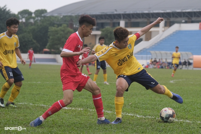 Cầu thủ to nhất U19 Học viện Nutifood bị bắt cắt móng tay trước trận gặp U19 Nam Định - Ảnh 5.