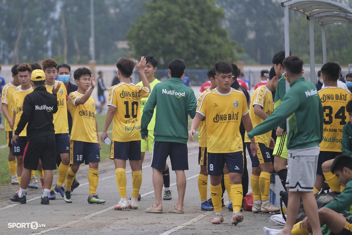 HLV Guillaume Graechen ném mũ khi nhận thẻ vàng trong trận Học viện Nutifood - U19 Nam Định - Ảnh 15.