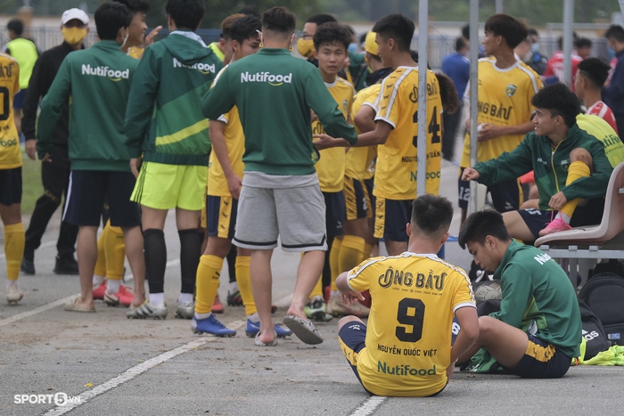 HLV Guillaume Graechen ném mũ khi nhận thẻ vàng trong trận Học viện Nutifood - U19 Nam Định - Ảnh 17.