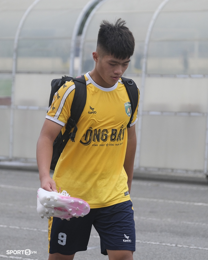 HLV Guillaume Graechen ném mũ khi nhận thẻ vàng trong trận Học viện Nutifood - U19 Nam Định - Ảnh 18.