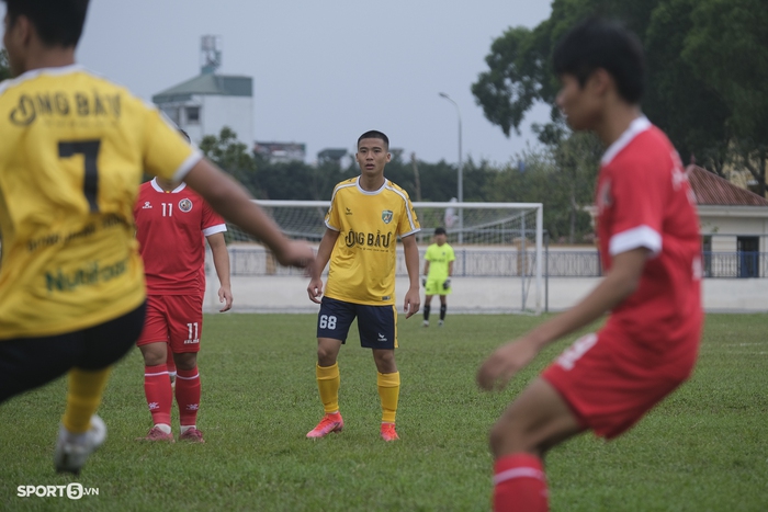 HLV Guillaume Graechen ném mũ khi nhận thẻ vàng trong trận Học viện Nutifood - U19 Nam Định - Ảnh 14.