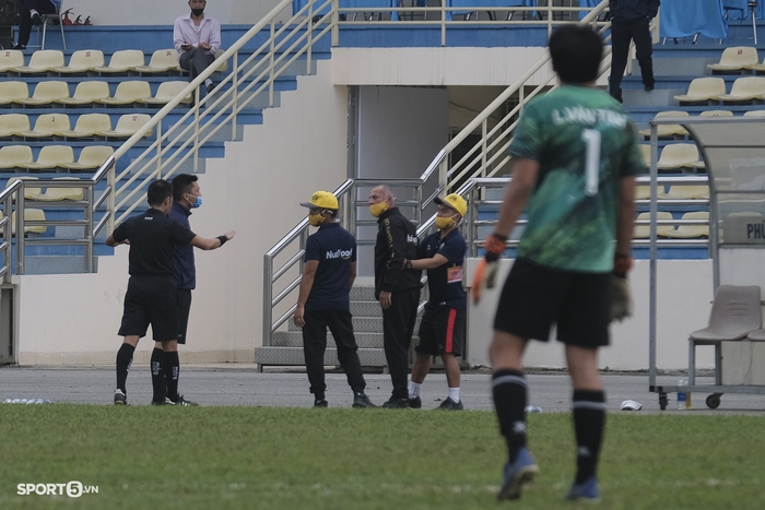 HLV Guillaume Graechen ném mũ khi nhận thẻ vàng trong trận Học viện Nutifood - U19 Nam Định - Ảnh 3.