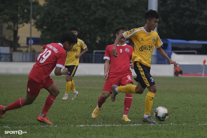 HLV Guillaume Graechen ném mũ khi nhận thẻ vàng trong trận Học viện Nutifood - U19 Nam Định - Ảnh 6.