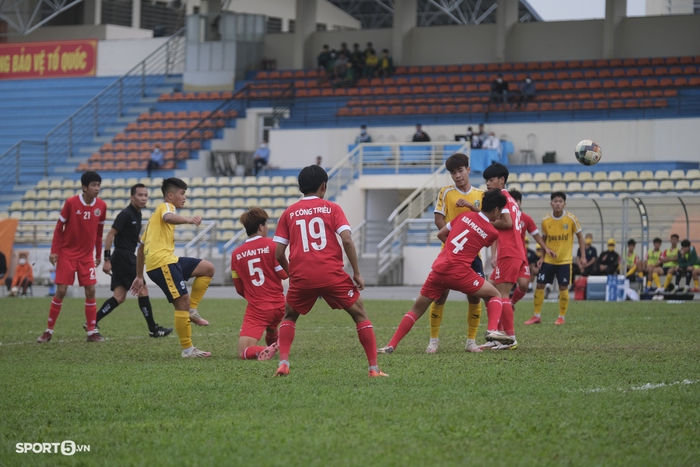 HLV Guillaume Graechen ném mũ khi nhận thẻ vàng trong trận Học viện Nutifood - U19 Nam Định - Ảnh 7.