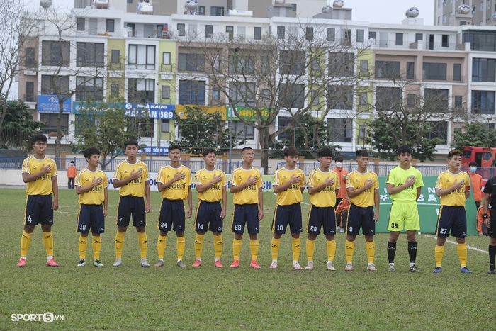 Cầu thủ to nhất U19 Học viện Nutifood bị bắt cắt móng tay trước trận gặp U19 Nam Định - Ảnh 3.