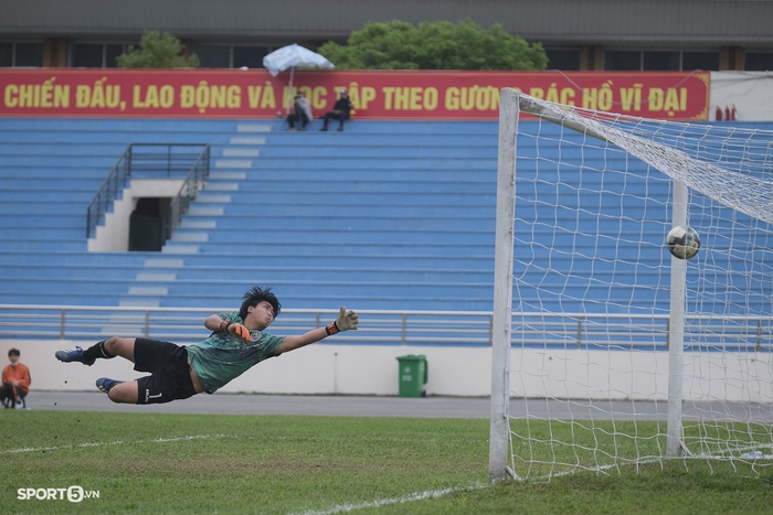 HLV Guillaume Graechen ném mũ khi nhận thẻ vàng trong trận Học viện Nutifood - U19 Nam Định - Ảnh 8.