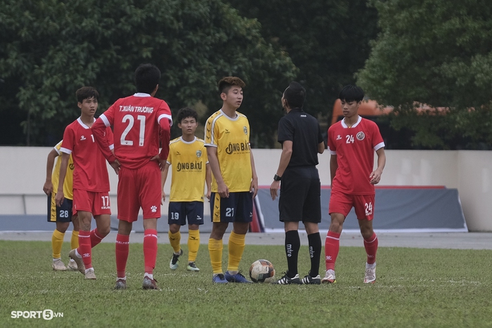 Cầu thủ to nhất U19 Học viện Nutifood bị bắt cắt móng tay trước trận gặp U19 Nam Định - Ảnh 7.