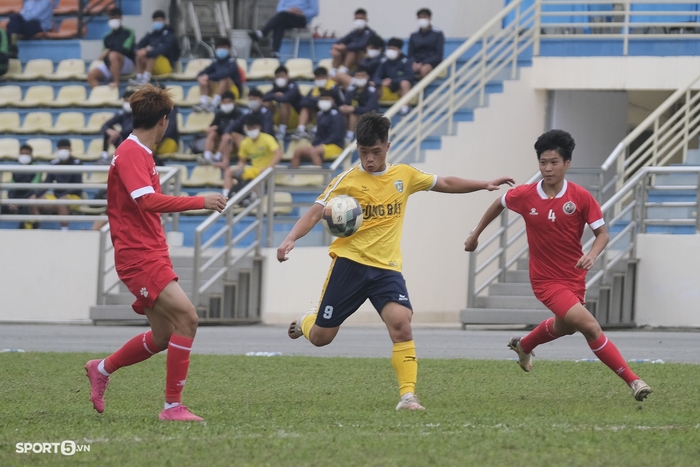 Cầu thủ to nhất U19 Học viện Nutifood bị bắt cắt móng tay trước trận gặp U19 Nam Định - Ảnh 8.