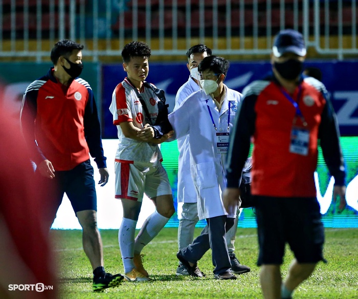 Tiền vệ Viettel FC chấn thương như Duy Mạnh, bác sĩ HAGL tức tốc vào sân sơ cứu - Ảnh 3.