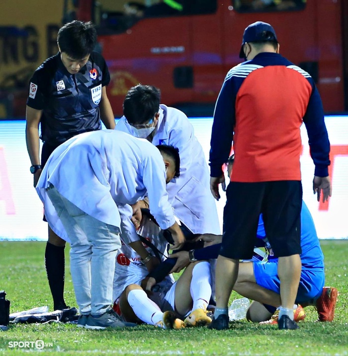 Tiền vệ Viettel FC chấn thương như Duy Mạnh, bác sĩ HAGL tức tốc vào sân sơ cứu - Ảnh 1.