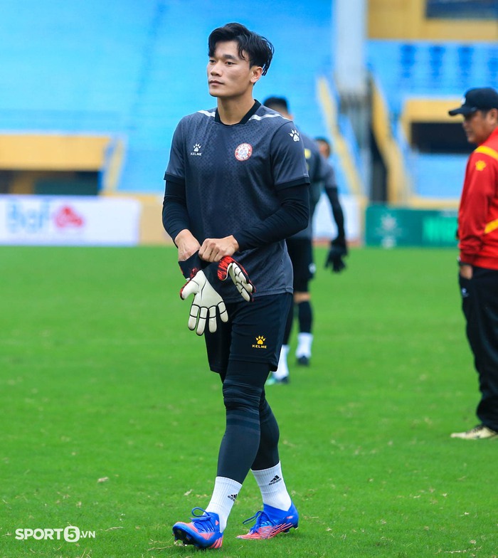 Võ Huy Toàn chấn thương, Bùi Tiến Dũng &quot;bỏ ngỏ&quot; cơ hội bắt chính trận đấu với Hà Nội FC - Ảnh 4.
