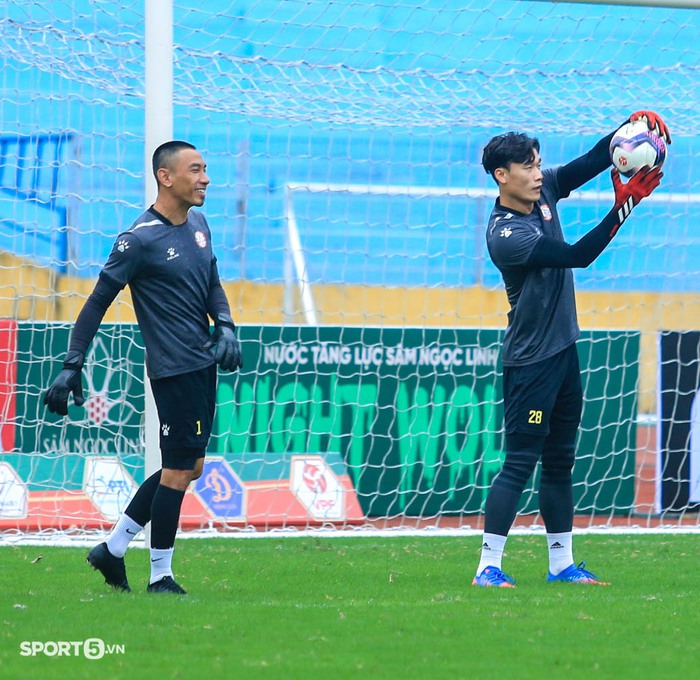 Võ Huy Toàn chấn thương, Bùi Tiến Dũng &quot;bỏ ngỏ&quot; cơ hội bắt chính trận đấu với Hà Nội FC - Ảnh 3.