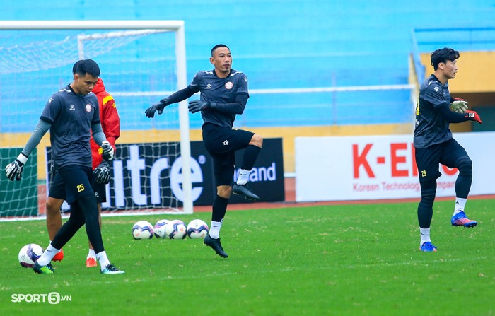 Võ Huy Toàn chấn thương, Bùi Tiến Dũng &quot;bỏ ngỏ&quot; cơ hội bắt chính trận đấu với Hà Nội FC - Ảnh 2.