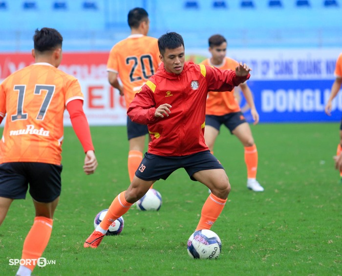 Võ Huy Toàn chấn thương, Bùi Tiến Dũng &quot;bỏ ngỏ&quot; cơ hội bắt chính trận đấu với Hà Nội FC - Ảnh 9.