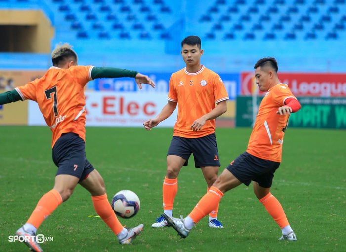 Võ Huy Toàn chấn thương, Bùi Tiến Dũng &quot;bỏ ngỏ&quot; cơ hội bắt chính trận đấu với Hà Nội FC - Ảnh 11.