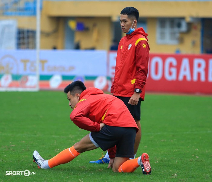 Võ Huy Toàn chấn thương, Bùi Tiến Dũng &quot;bỏ ngỏ&quot; cơ hội bắt chính trận đấu với Hà Nội FC - Ảnh 7.