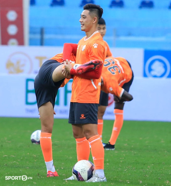 Võ Huy Toàn chấn thương, Bùi Tiến Dũng &quot;bỏ ngỏ&quot; cơ hội bắt chính trận đấu với Hà Nội FC - Ảnh 12.